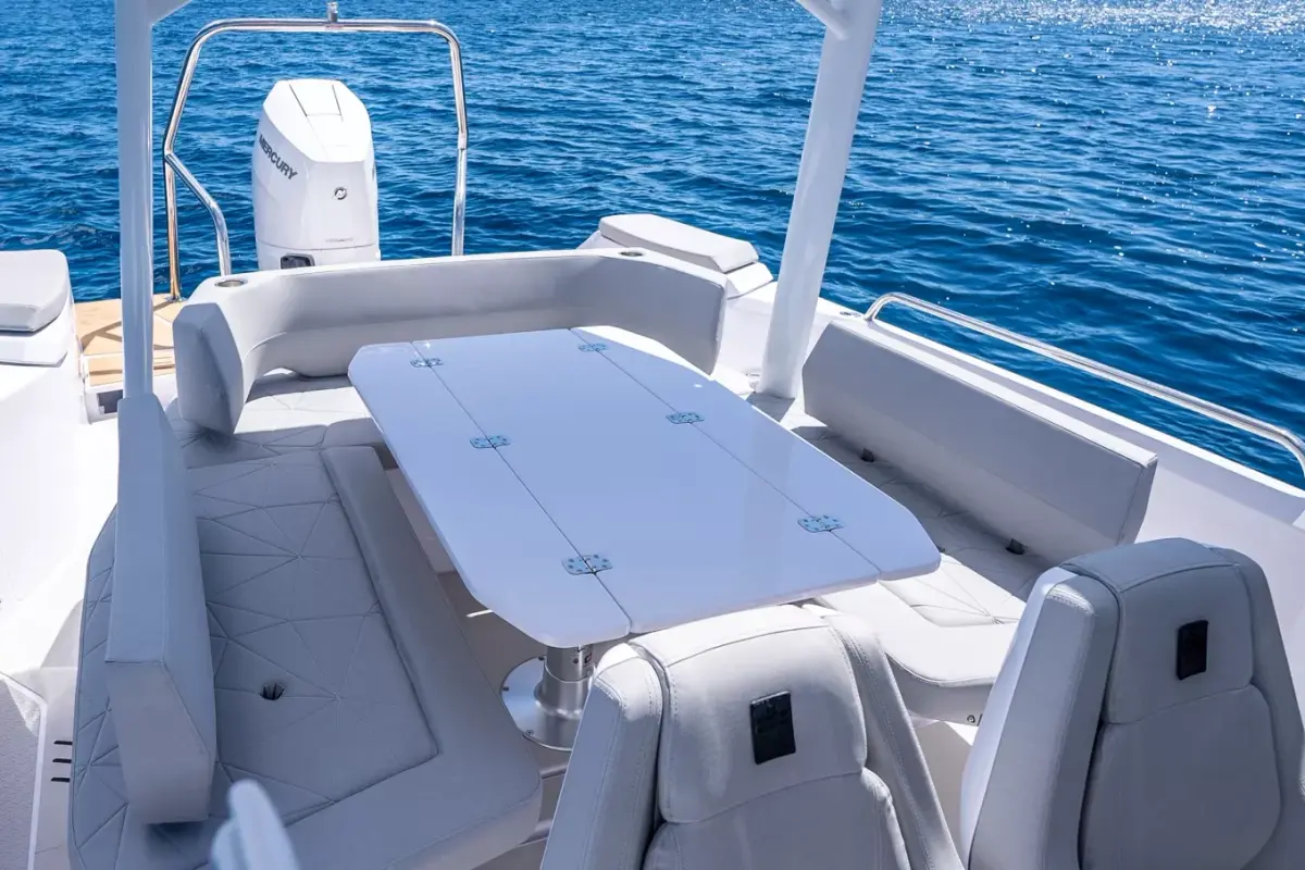 Axopar 28, salon — Monaco Lux Yachts, Monaco. Axopar 28 — 30m