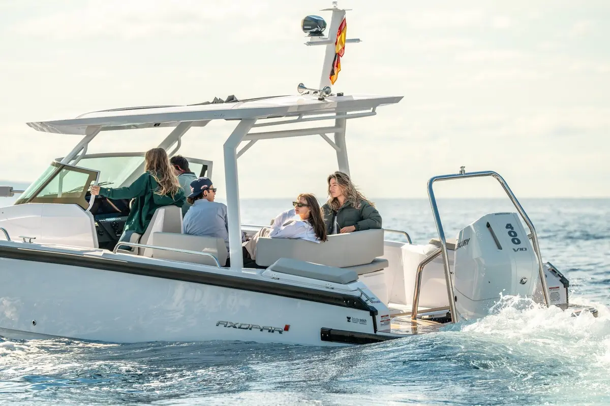 Axopar 28, flybridge — Monaco Lux Yachts, Monaco. Axopar 28 — 30m