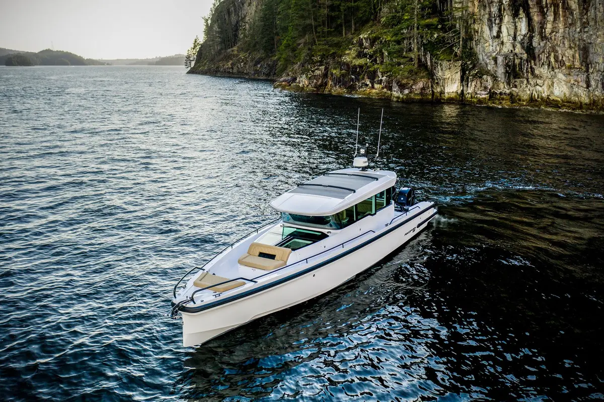 Axopar 37, салон — Monaco Lux Yachts, Монако. Axopar 37 — 11.5m