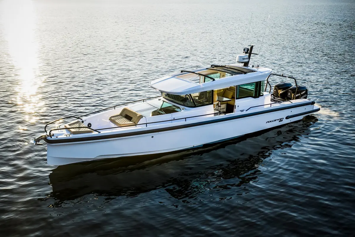 Axopar 37, главная каюта — Monaco Lux Yachts, Монако. Axopar 37 — 11.5m