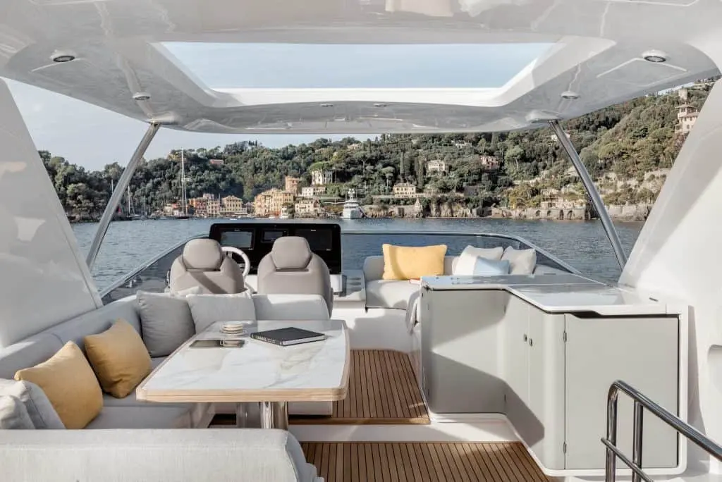 Azimut 60 Fly, master cabin — Monaco Lux Yachts, Monaco. Azimut 60 Fly — 20m