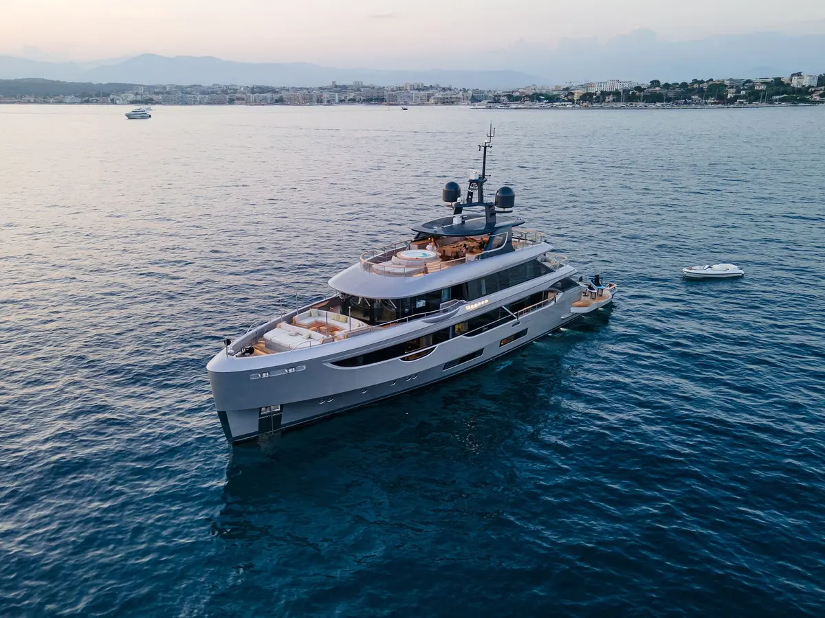 Oasis 40, cubierta principal — Monaco Lux Yachts, Mónaco. Oasis 40 — 40m