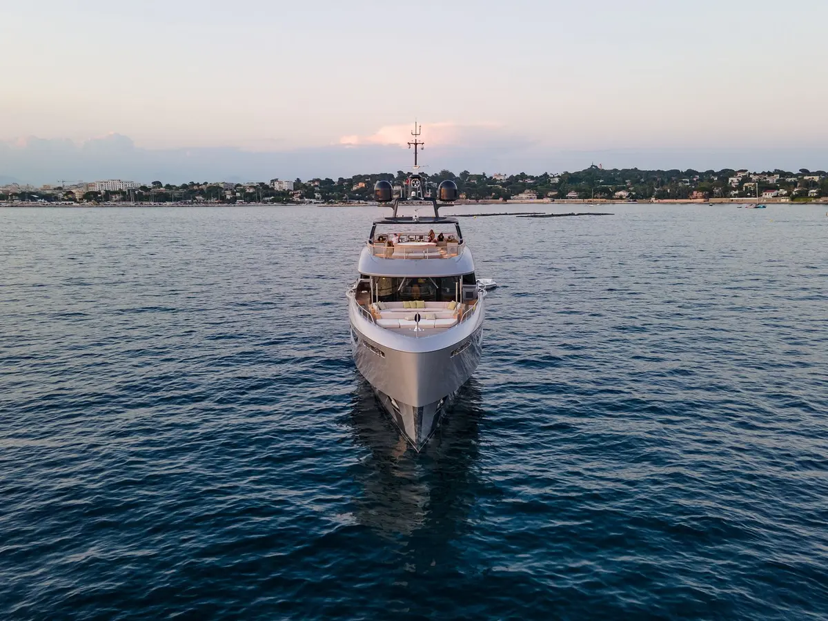 Oasis 40, cubierta de popa — Monaco Lux Yachts, Mónaco. Oasis 40 — 40m