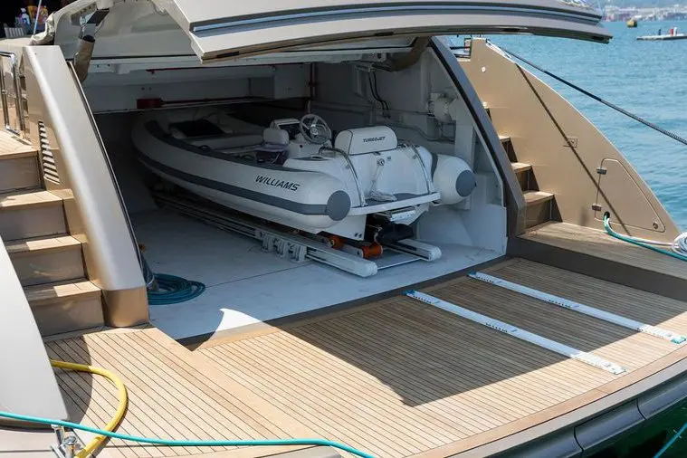 Cerri 102’ Flying Sport, camarote principal — Monaco Lux Yachts, Mónaco. Cerri 102’ Flying Sport — 31m