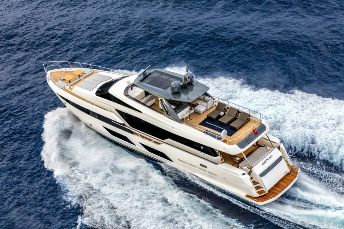 Ferretti 920, flybridge — Monaco Lux Yachts, Monaco. Ferretti 920 — 28m
