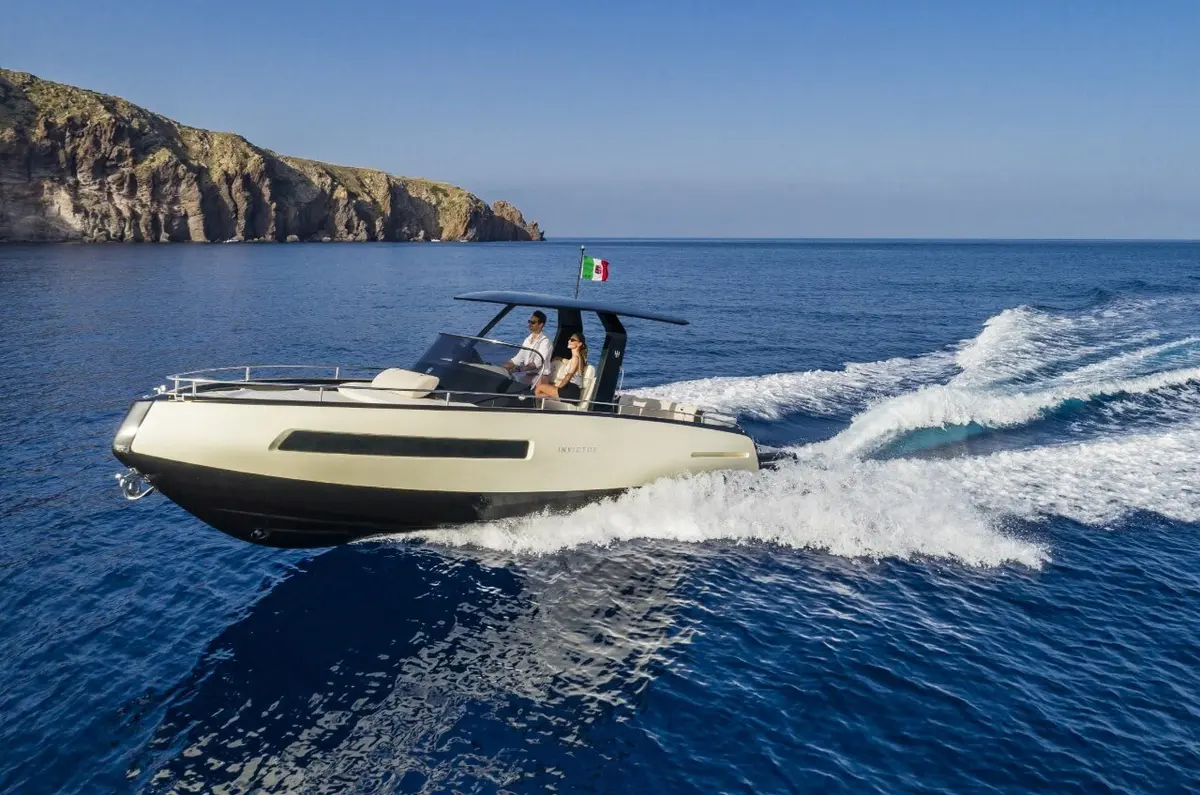 Invictus 280 GT, main deck — Monaco Lux Yachts, Monaco. Invictus 280 GT — 8.9m