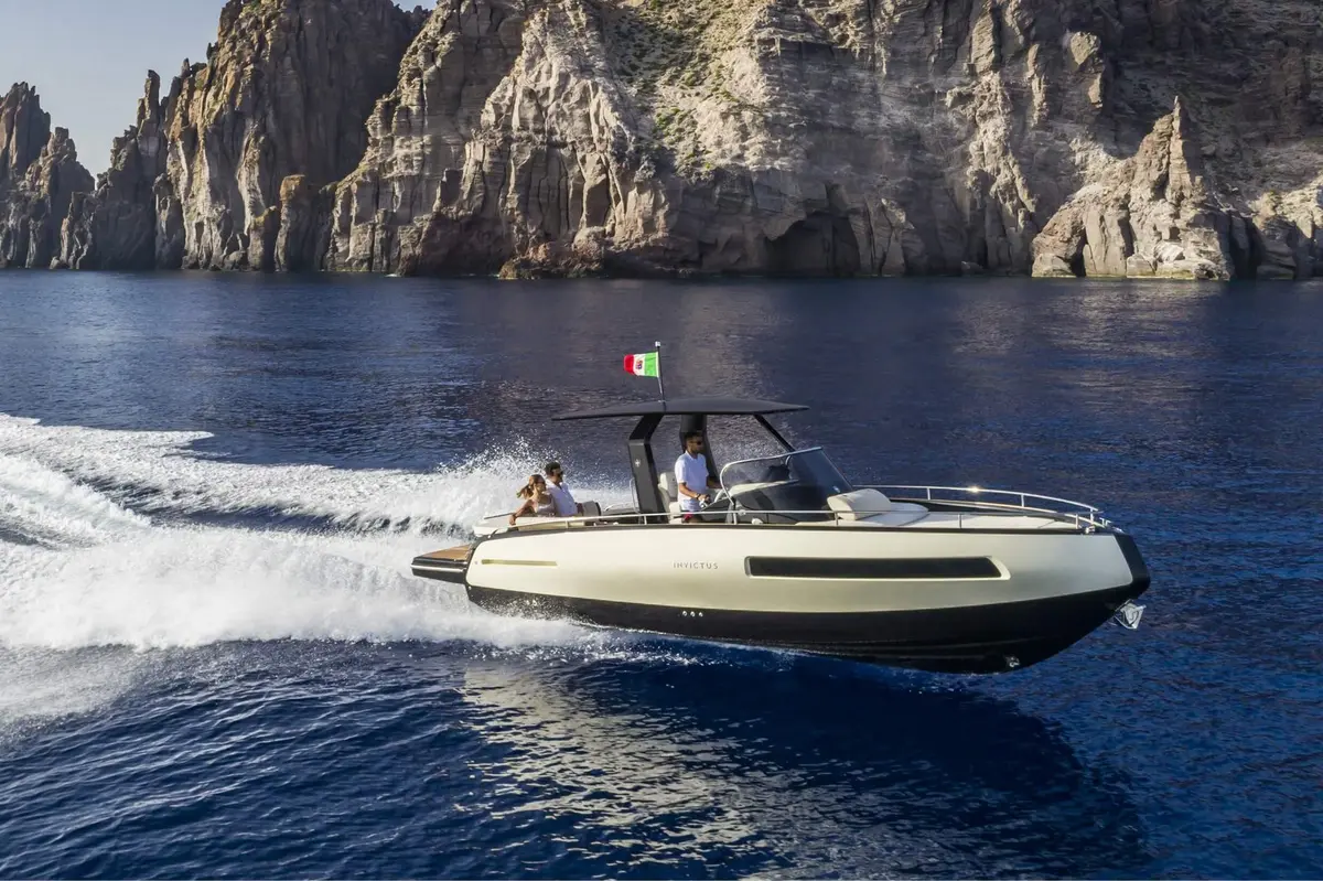 Invictus 280 GT, aft deck — Monaco Lux Yachts, Monaco. Invictus 280 GT — 8.9m