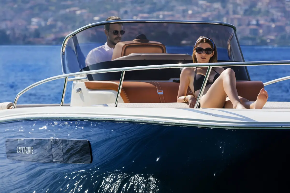 Invictus 280, salon — Monaco Lux Yachts, Monaco. Invictus 280 — 9m