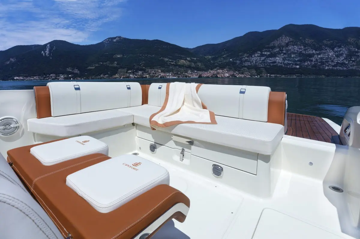 Invictus 280, flybridge — Monaco Lux Yachts, Monaco. Invictus 280 — 9m