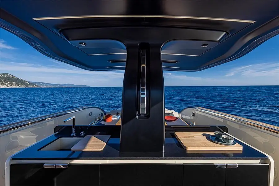 Invictus 460, flybridge — Monaco Lux Yachts, Monaco. Invictus 460 — 14.4m