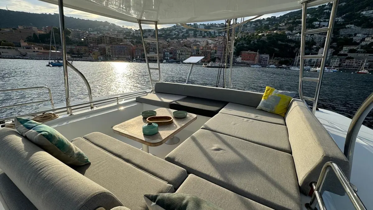 Lagoon 5.1, кормовая палуба — Monaco Lux Yachts, Монако. Lagoon 5.1 — 14m