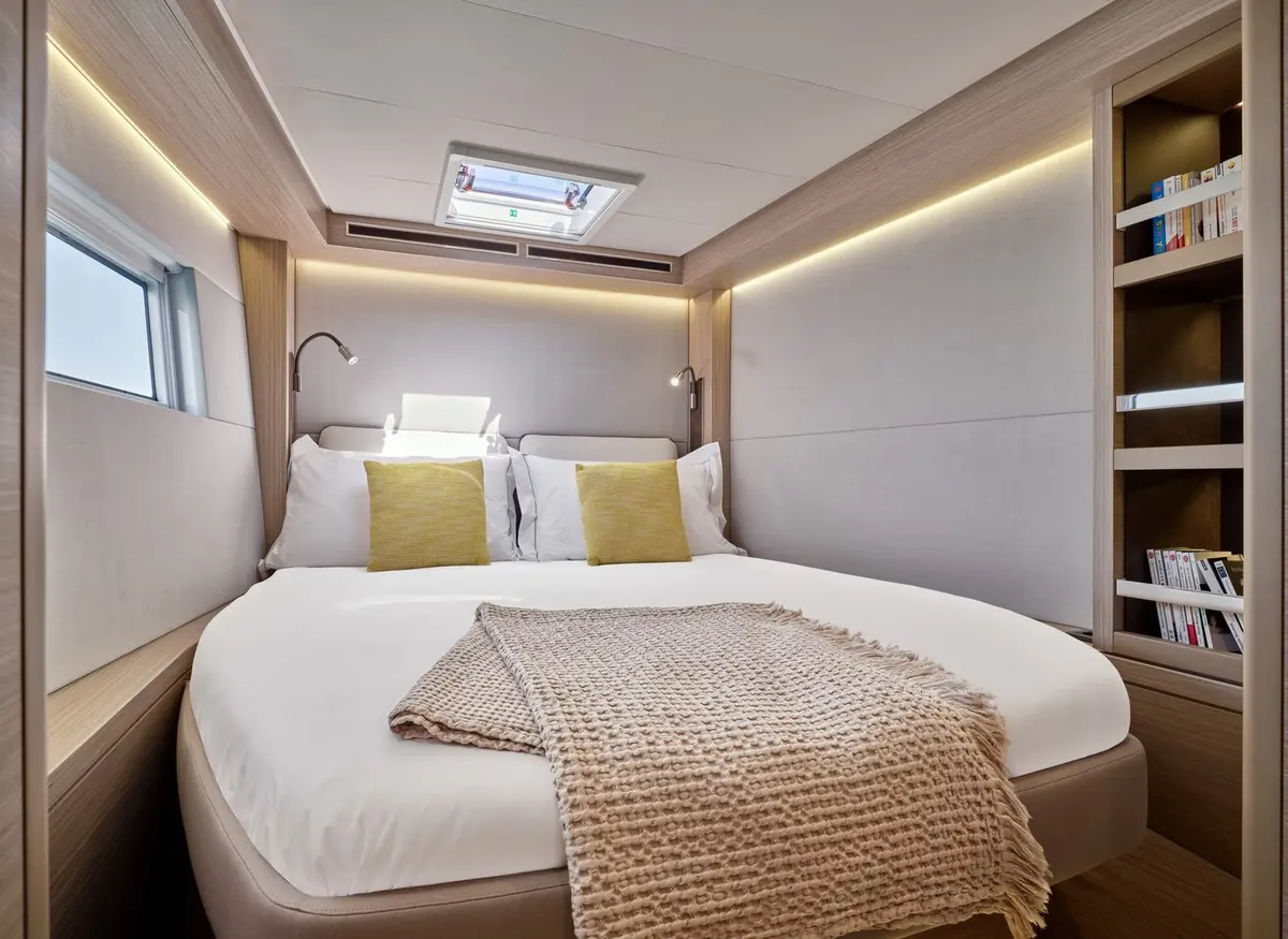 Lagoon 5.1, главная каюта — Monaco Lux Yachts, Монако. Lagoon 5.1 — 14m