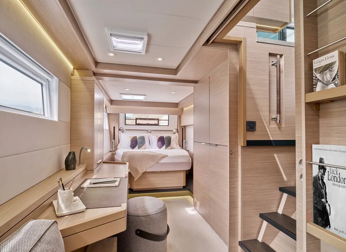 Lagoon 5.1, флайбридж — Monaco Lux Yachts, Монако. Lagoon 5.1 — 14m