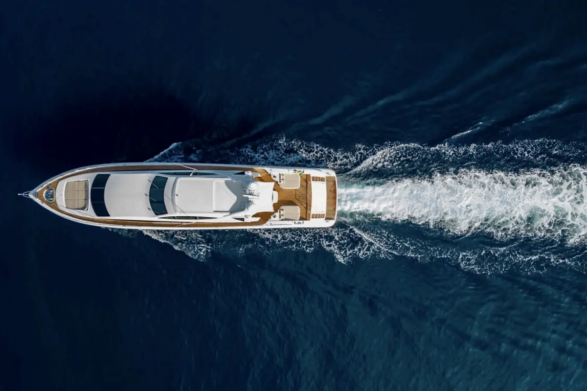 Mangusta 105, главная палуба — Monaco Lux Yachts, Монако. Mangusta 105 — 31m