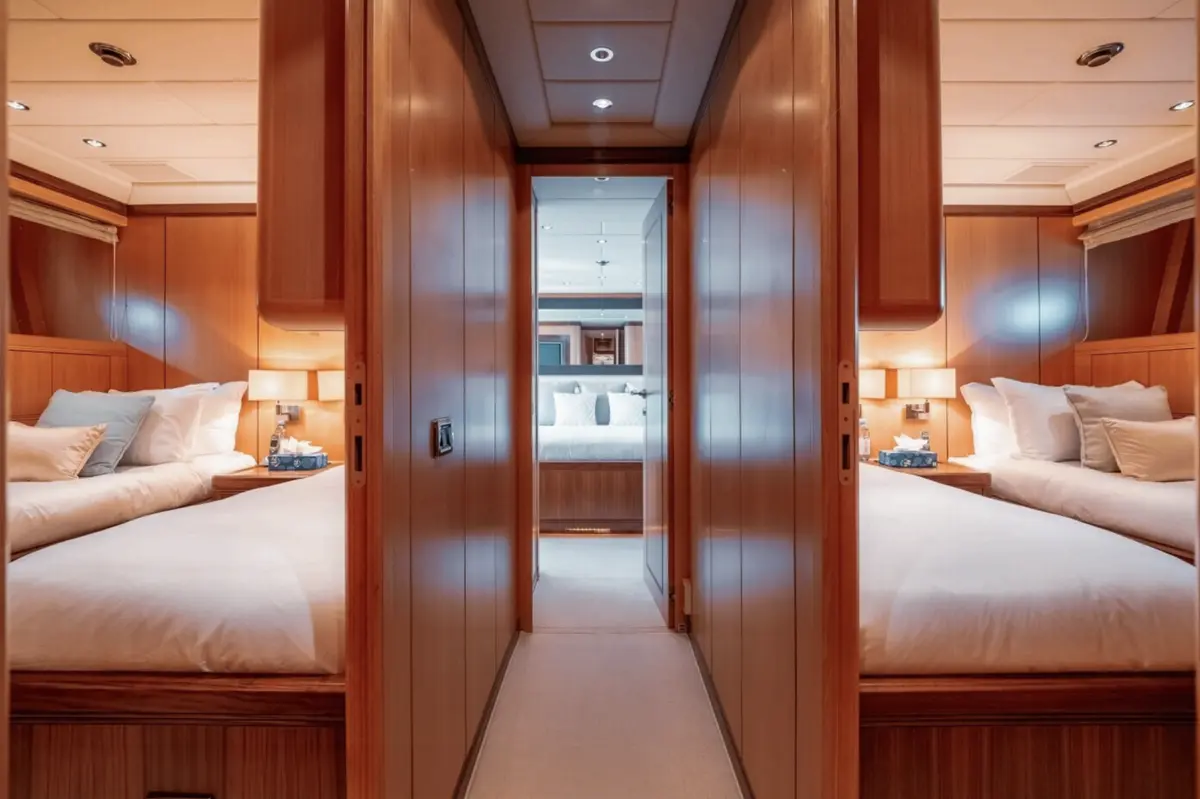 Mangusta 105, салон — Monaco Lux Yachts, Монако. Mangusta 105 — 31m