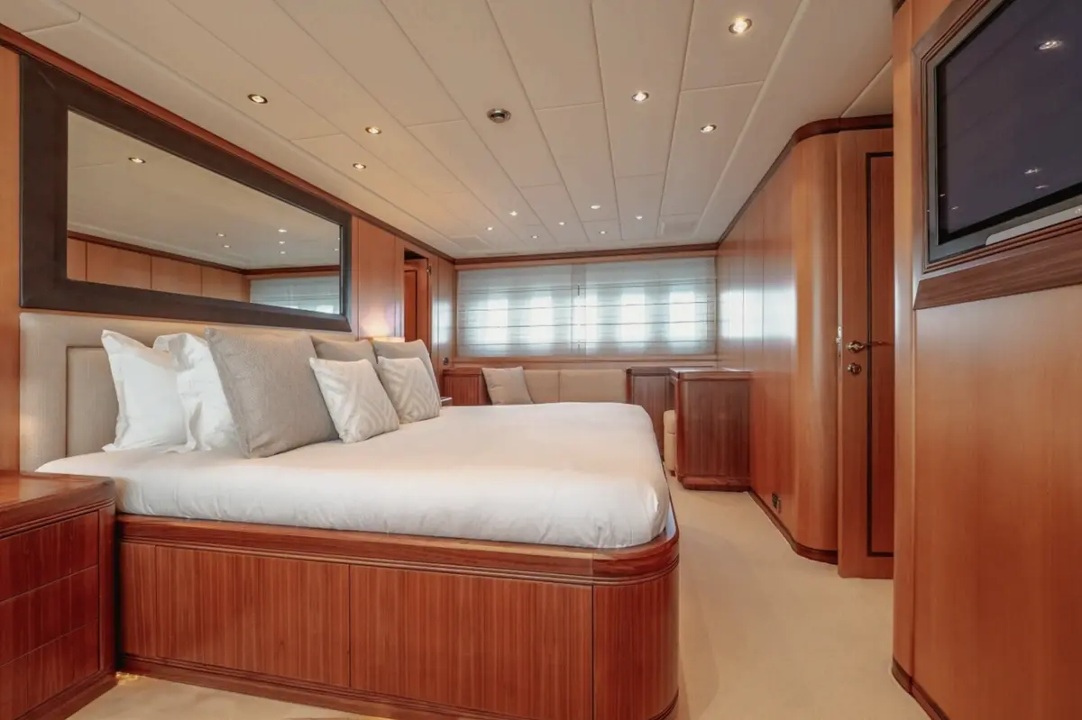 Mangusta 105, главная каюта — Monaco Lux Yachts, Монако. Mangusta 105 — 31m