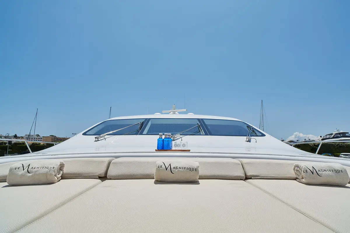 Mangusta 108, кормовая палуба — Monaco Lux Yachts, Монако. Mangusta 108 — 33m