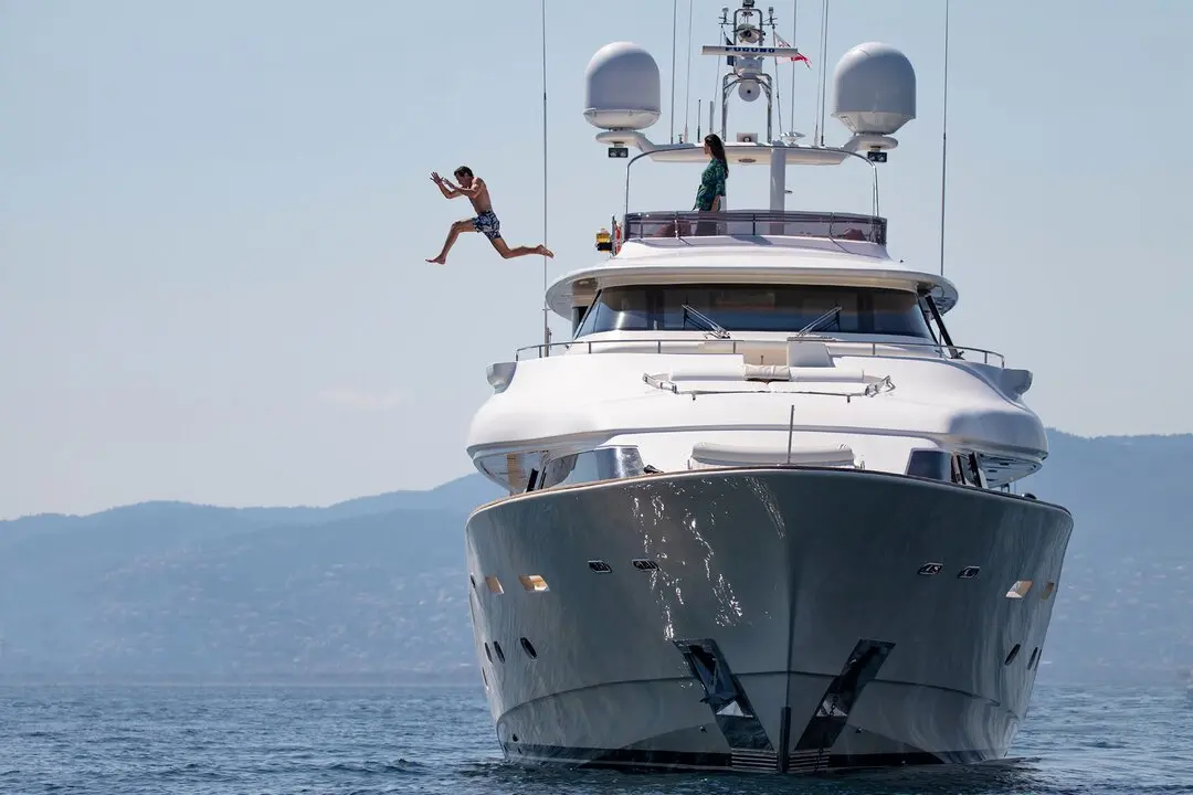 Navetta 33, флайбридж — Monaco Lux Yachts, Монако. Navetta 33 — 33m