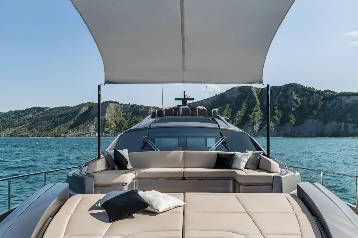 Pershing 8X, salon — Monaco Lux Yachts, Monaco. Pershing 8X — 25m
