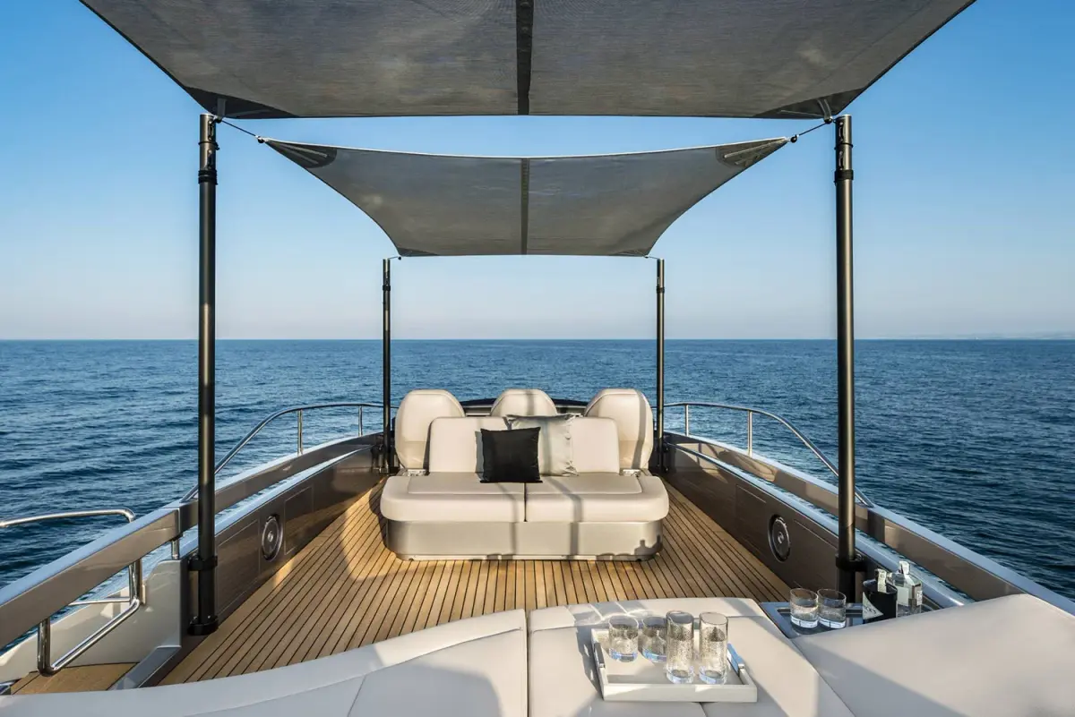 Pershing 8X, master cabin — Monaco Lux Yachts, Monaco. Pershing 8X — 25m