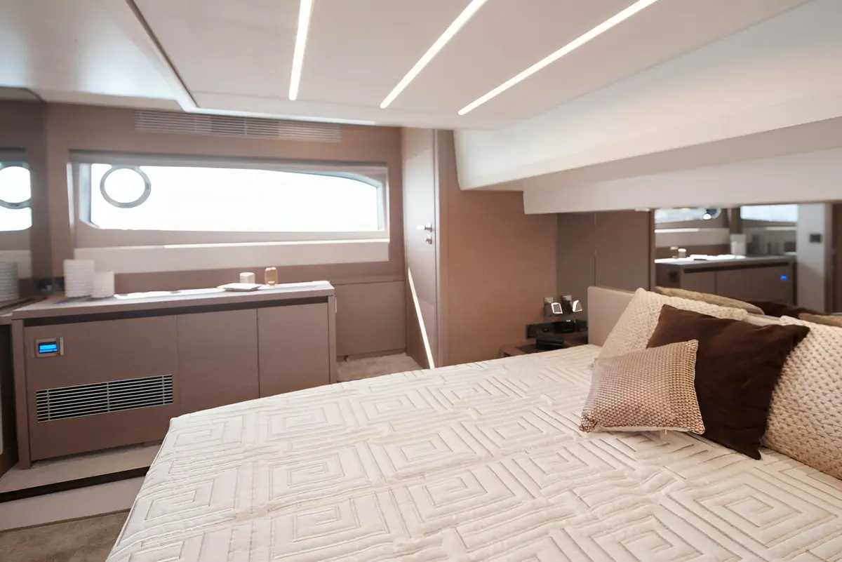 Prestige 520 Fly, salon — Monaco Lux Yachts, Monaco. Prestige 520 Fly — 15m