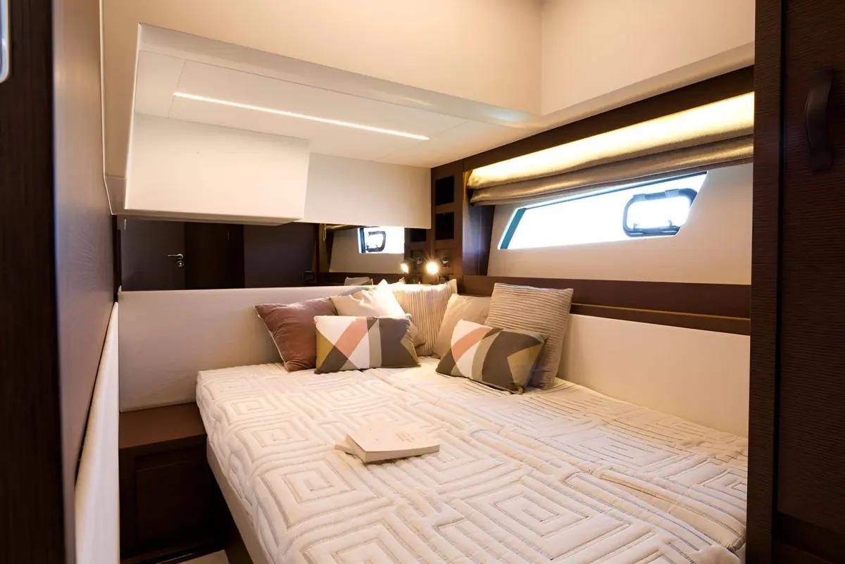 Prestige 520 Fly, master cabin — Monaco Lux Yachts, Monaco. Prestige 520 Fly — 15m
