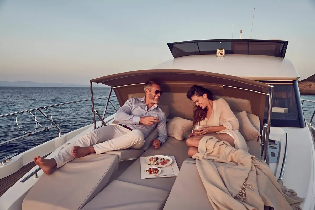 Prestige 520 Fly, flybridge — Monaco Lux Yachts, Monaco. Prestige 520 Fly — 15m