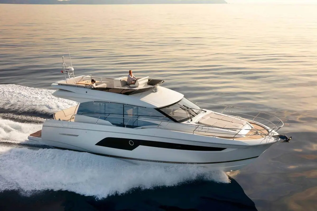 Prestige 550 FLY, главная палуба — Monaco Lux Yachts, Монако. Prestige 550 FLY — 18m
