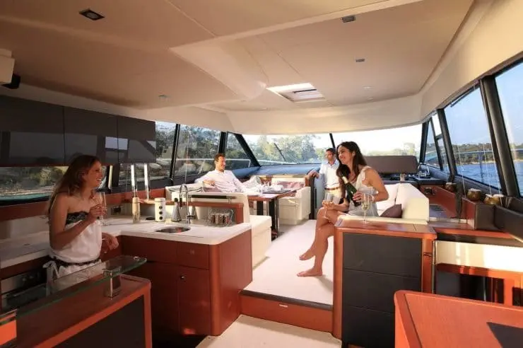 Prestige 550 FLY, главная каюта — Monaco Lux Yachts, Монако. Prestige 550 FLY — 18m