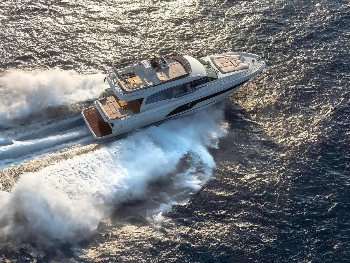 Prestige 590 Fly, salon — Monaco Lux Yachts, Monaco. Prestige 590 Fly — 19m
