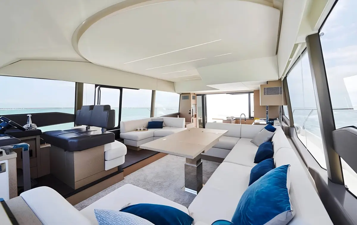 Prestige 590 Fly, master cabin — Monaco Lux Yachts, Monaco. Prestige 590 Fly — 19m