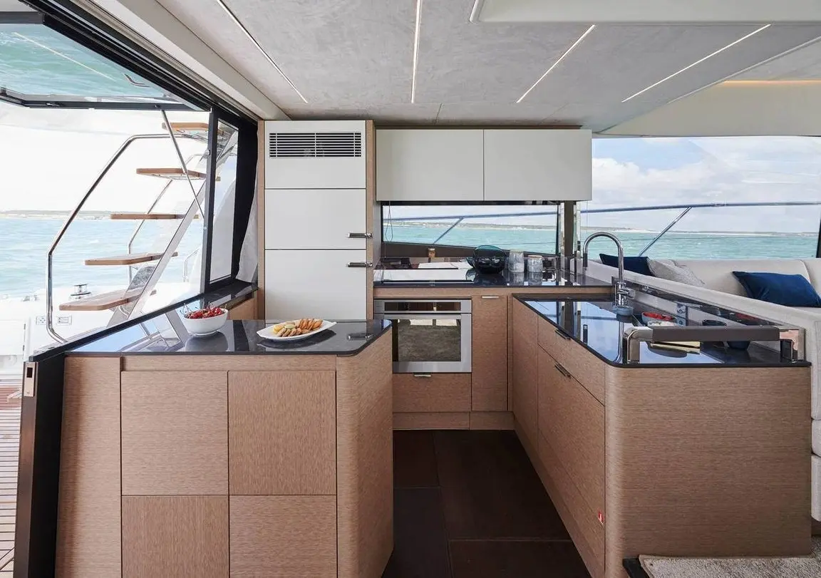 Prestige 590 Fly, flybridge — Monaco Lux Yachts, Monaco. Prestige 590 Fly — 19m