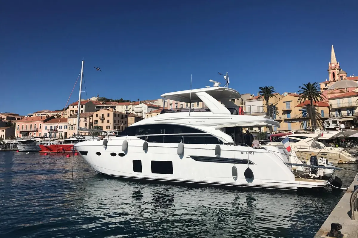 Princess 68 Fly, master cabin — Monaco Lux Yachts, Monaco. Princess 68 Fly — 21m
