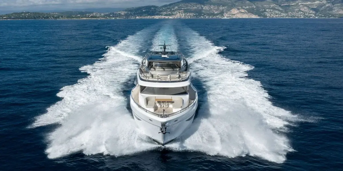 Princess Y80, cubierta de popa — Monaco Lux Yachts, Mónaco. Princess Y80 — 25m