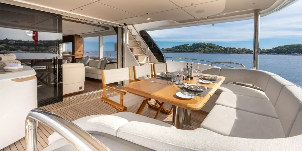 Princess Y80, salón — Monaco Lux Yachts, Mónaco. Princess Y80 — 25m