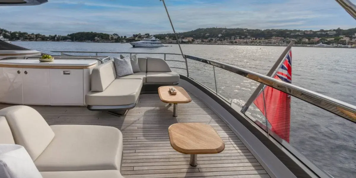 Princess Y80, camarote principal — Monaco Lux Yachts, Mónaco. Princess Y80 — 25m