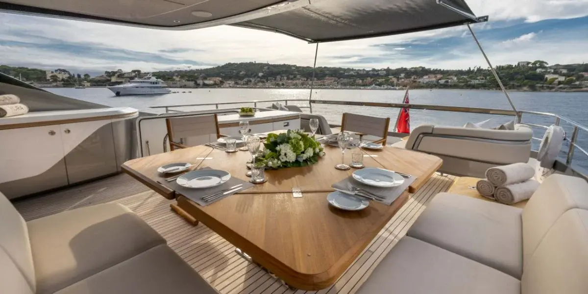 Princess Y80, flybridge — Monaco Lux Yachts, Mónaco. Princess Y80 — 25m