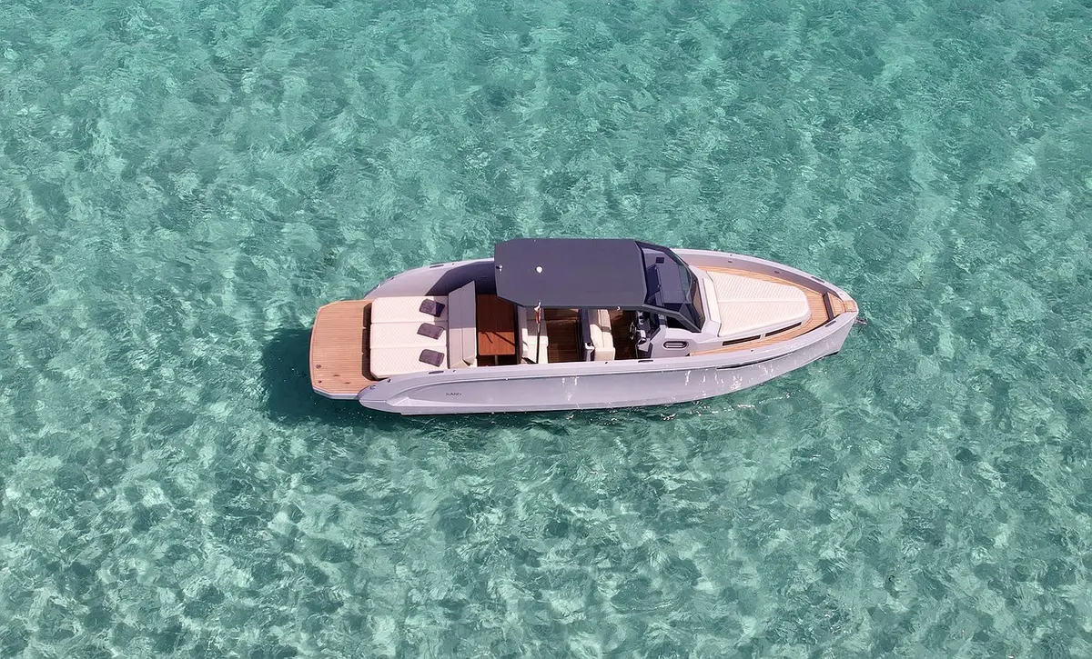 Rand Escape 30, кормовая палуба — Monaco Lux Yachts, Монако. Rand Escape 30 — 9m