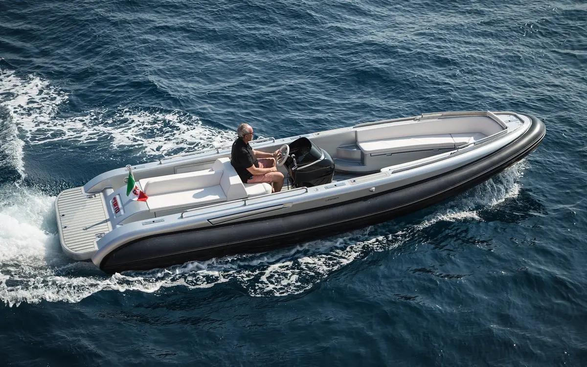 Rand Escape 30, флайбридж — Monaco Lux Yachts, Монако. Rand Escape 30 — 9m