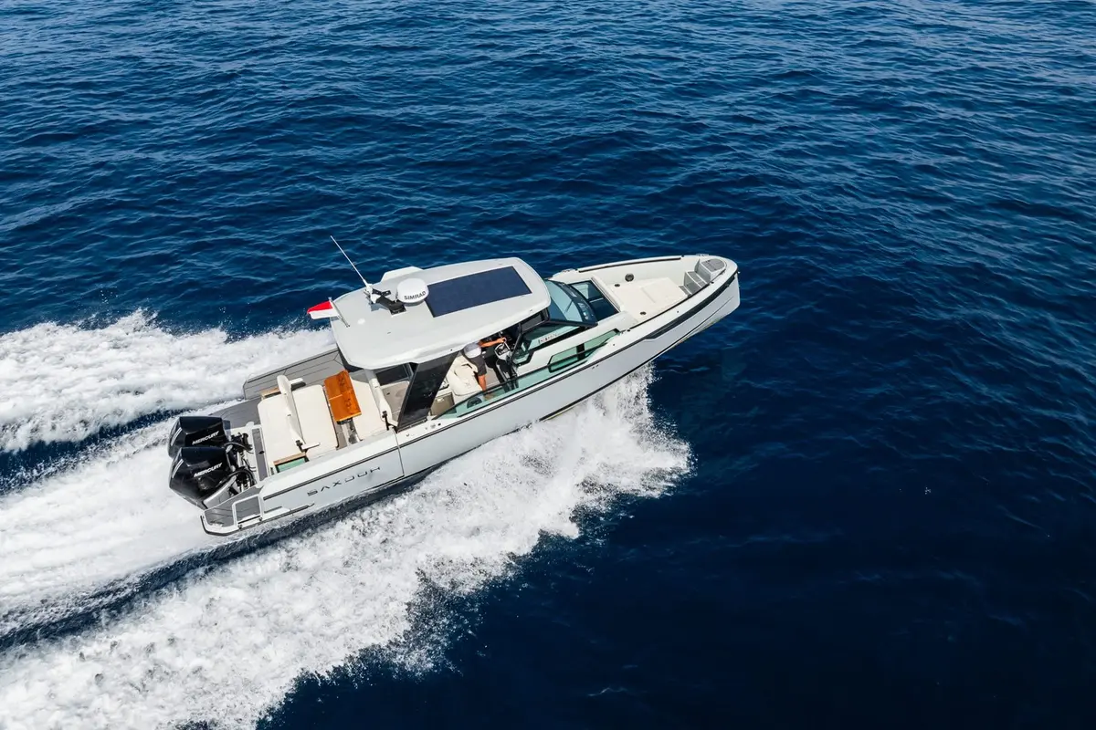 Saxdor 320, салон — Monaco Lux Yachts, Монако. Saxdor 320 — 10m