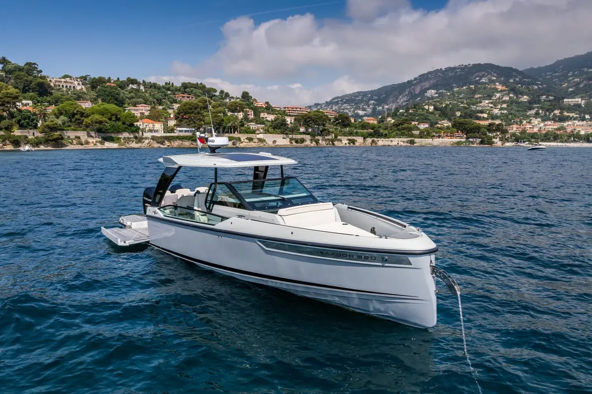 Saxdor 320, флайбридж — Monaco Lux Yachts, Монако. Saxdor 320 — 10m
