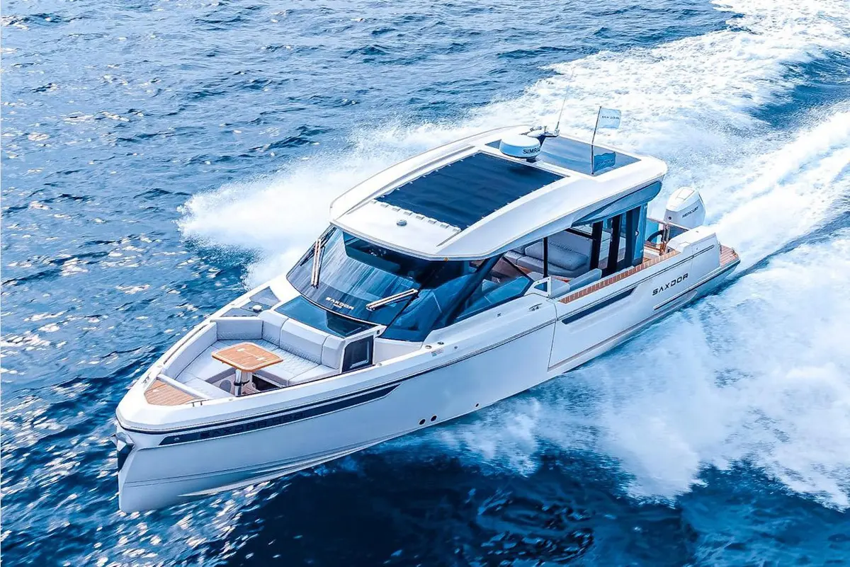 Saxdor 400 GTO, cubierta principal — Monaco Lux Yachts, Mónaco. Saxdor 400 GTO — 12.4m