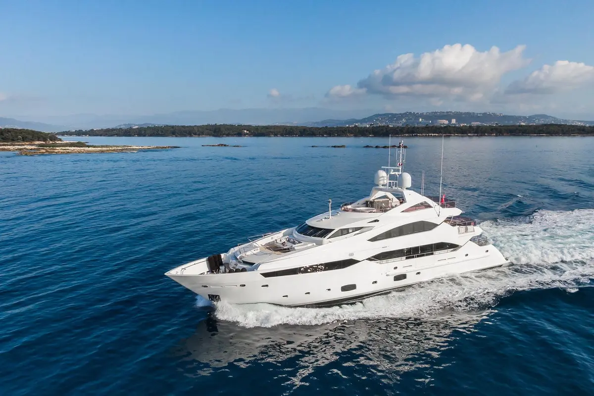 Thumper, кормовая палуба — Monaco Lux Yachts, Монако. Thumper — 40m