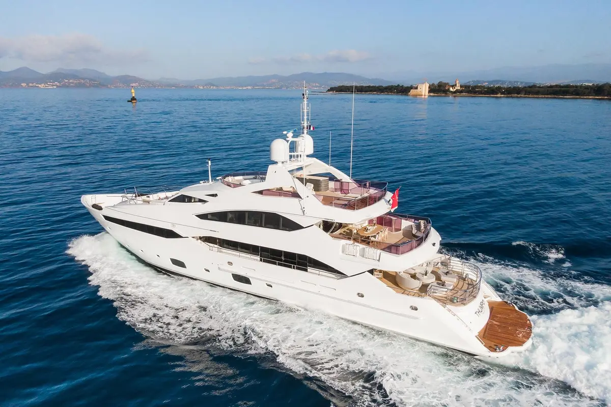 Thumper, салон — Monaco Lux Yachts, Монако. Thumper — 40m
