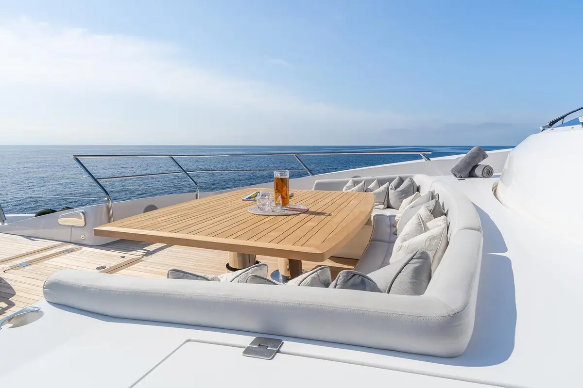 Thumper, флайбридж — Monaco Lux Yachts, Монако. Thumper — 40m