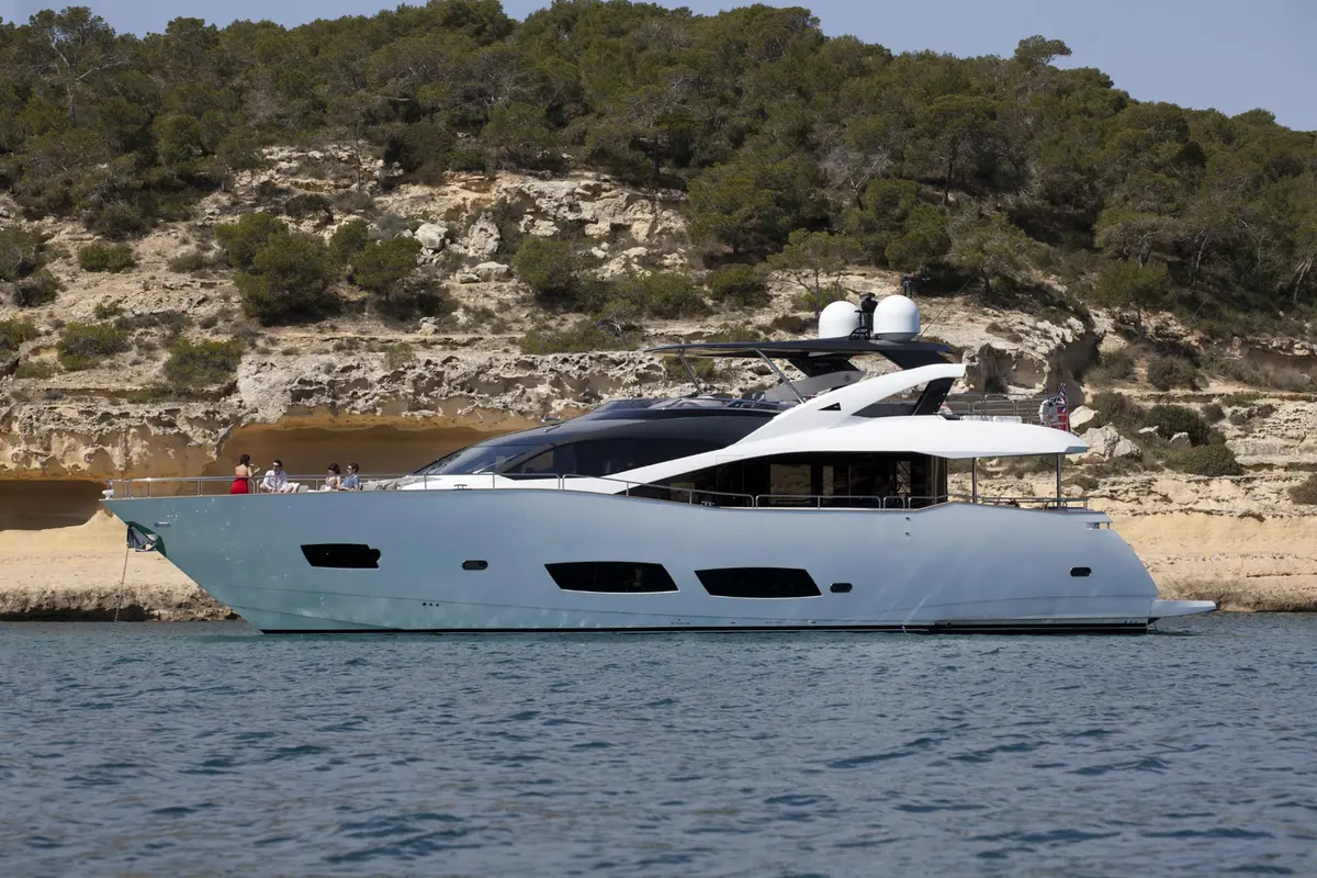 Sunseeker 28, flybridge — Monaco Lux Yachts, Monaco. Sunseeker 28 — 28m