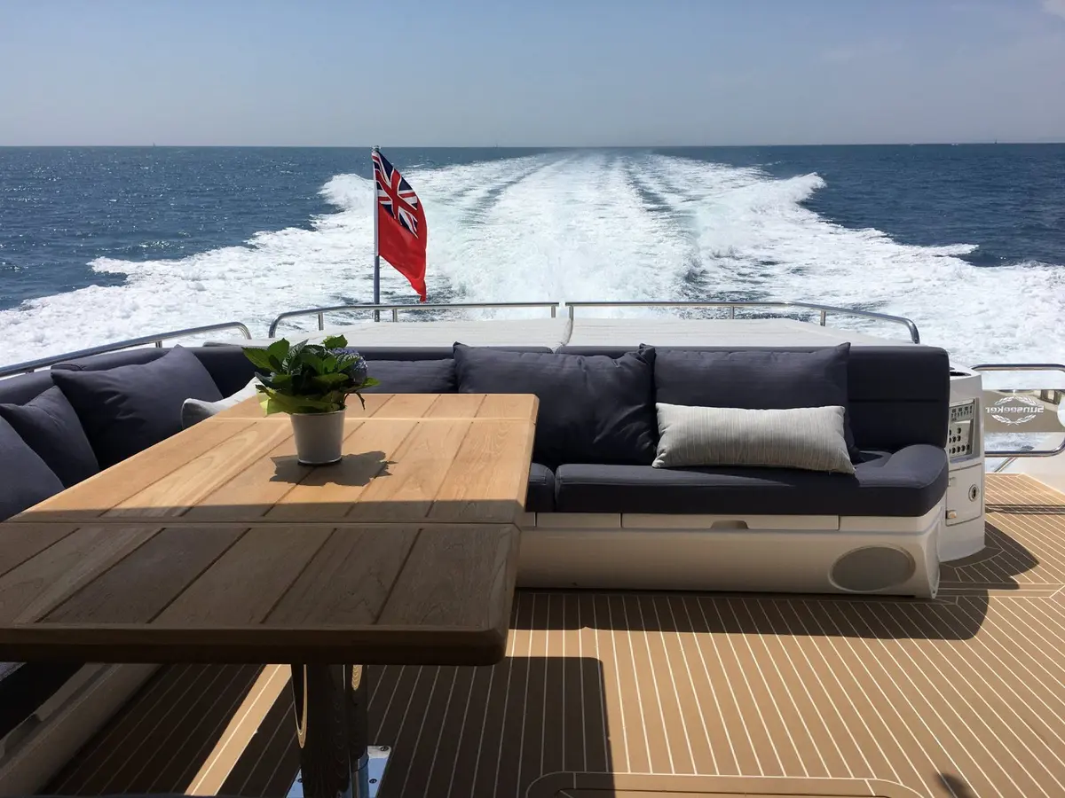 Sunseeker 68, salon — Monaco Lux Yachts, Monaco. Sunseeker 68 — 22m