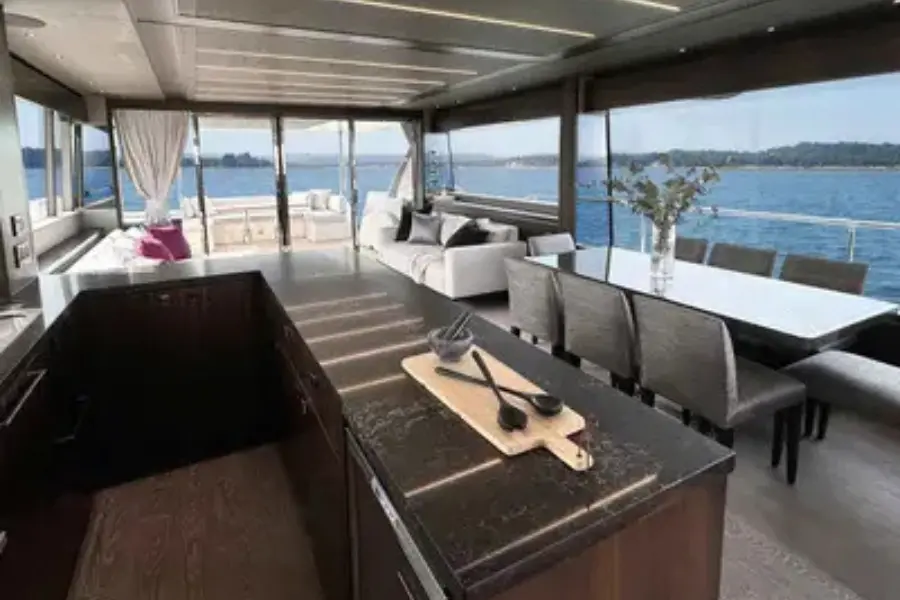 Sunseeker 76, salon — Monaco Lux Yachts, Monaco. Sunseeker 76 — 23m