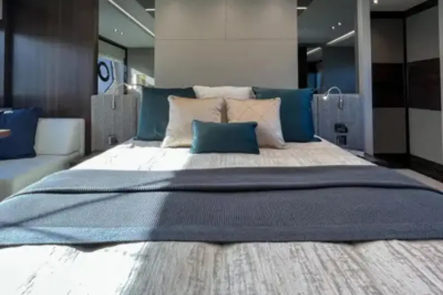 Sunseeker 76, master cabin — Monaco Lux Yachts, Monaco. Sunseeker 76 — 23m