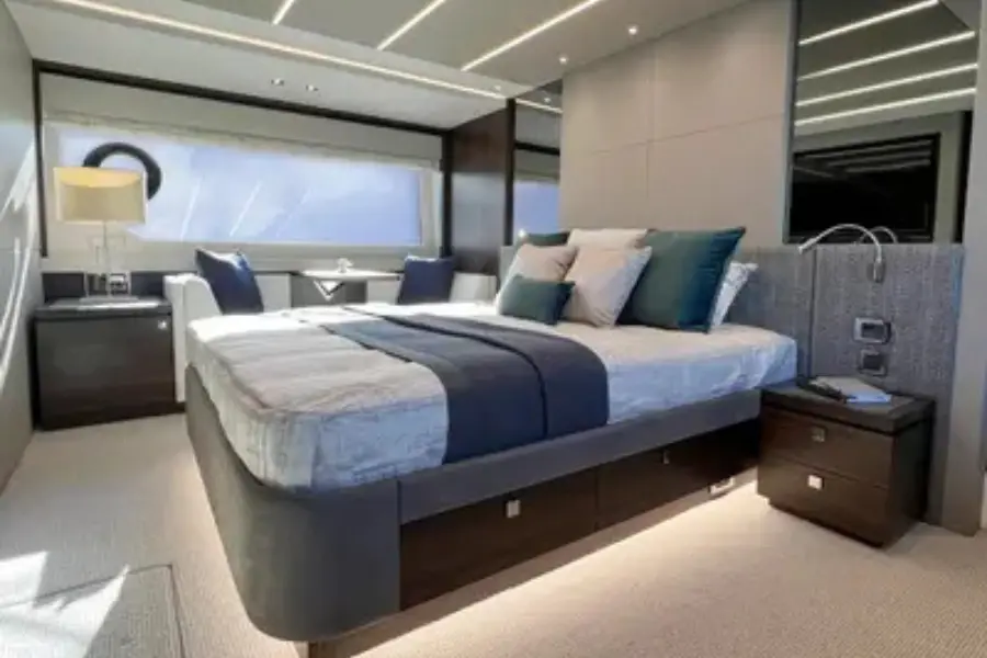 Sunseeker 76, flybridge — Monaco Lux Yachts, Monaco. Sunseeker 76 — 23m